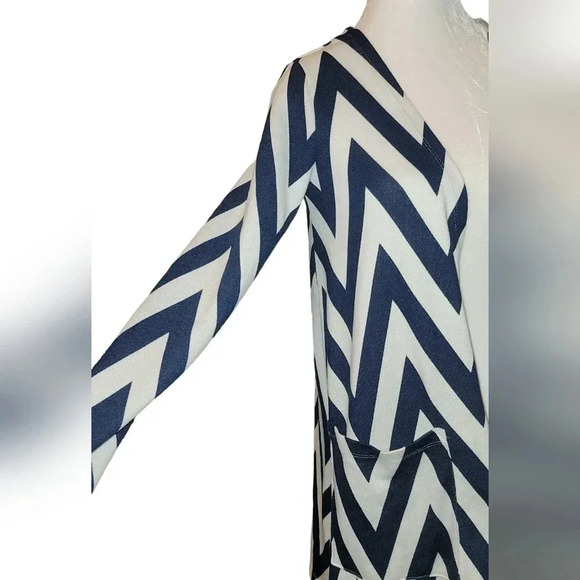 LuLaRoe Navy Chevron Caroline Cardigan - Picture 4 of 8